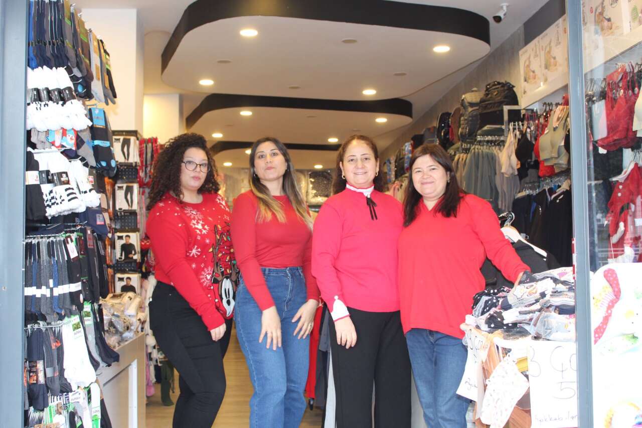 Yılbaşı Heyecanı Tezgâhlara Yansıdı: Menteşe’de Kadın Giyime Yoğun İlgi 3